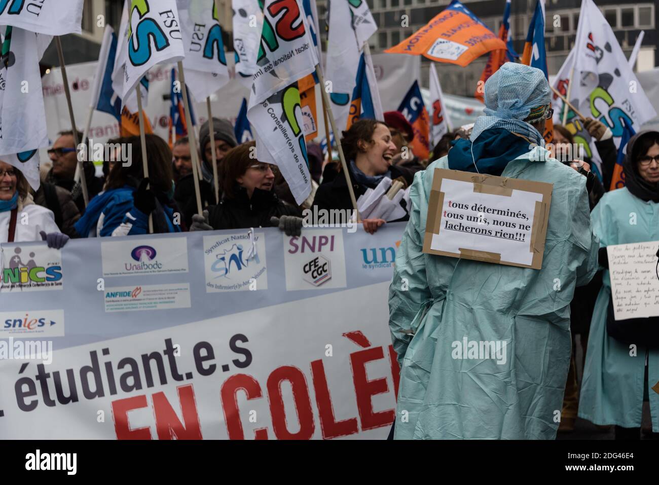 Gli infermieri dimostrano di aver migliorato le loro condizioni di lavoro a Parigi, Francia, 24 gennaio 2017. Foto di Samuel Boivin/ABACAPRESS.COM Foto Stock