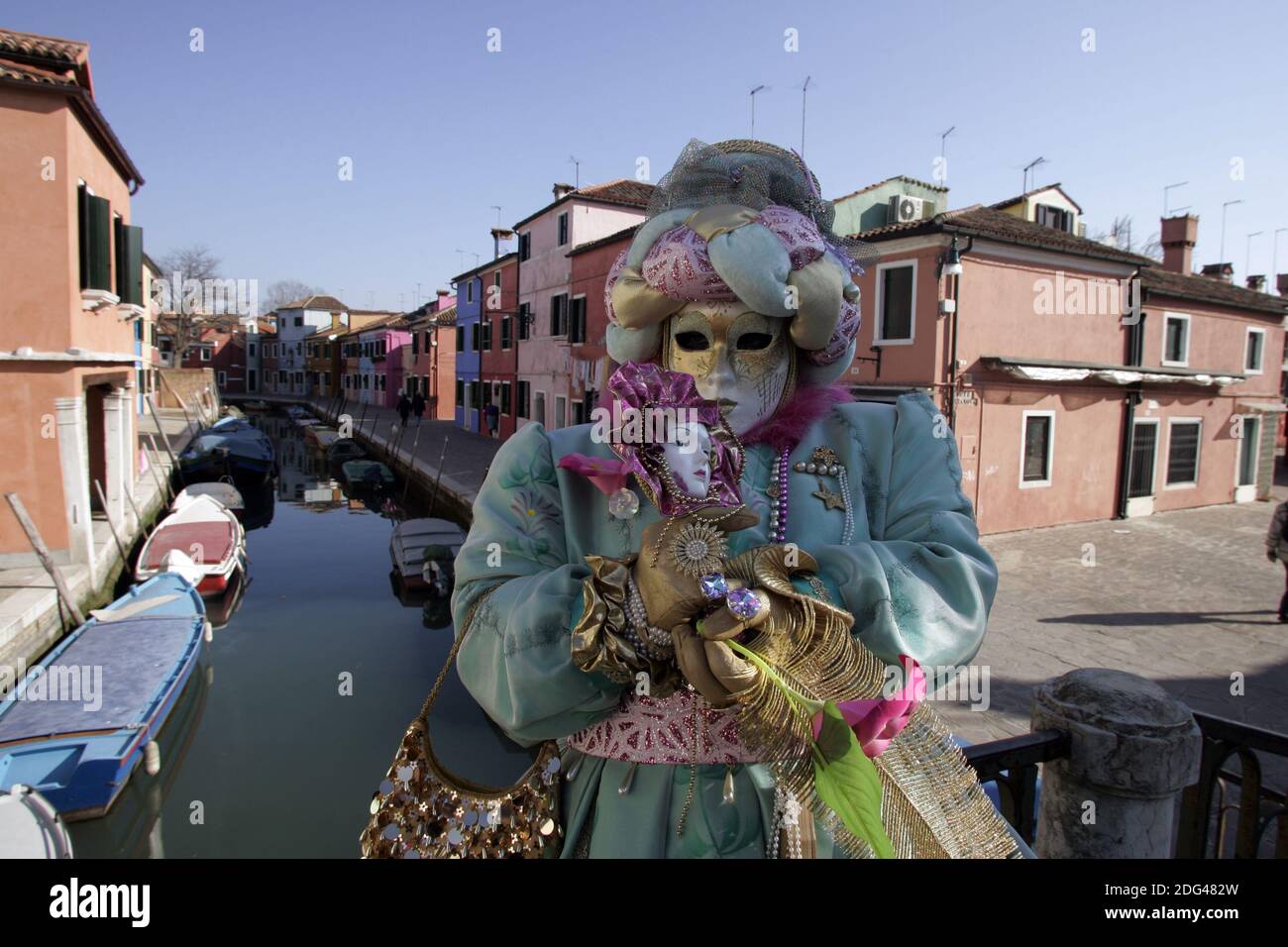 Indossatore di maschere al carnevale di Venezia Foto Stock