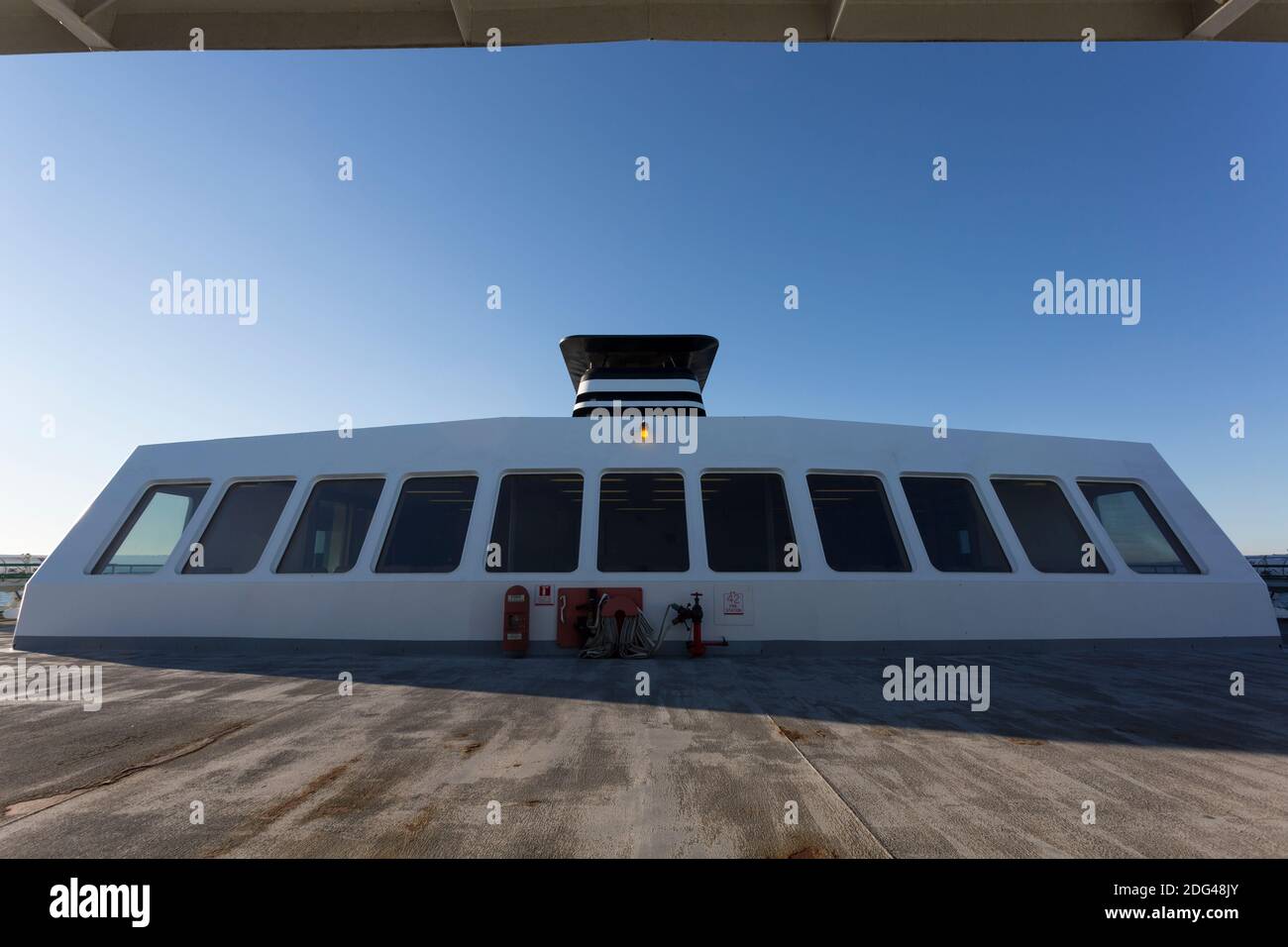 Il ponte passeggeri del traghetto M/V Puyallup è vuoto dopo essere arrivato da Bainbridge Island al terminal dei traghetti di Seattle venerdì 4 dicembre 2020. Foto Stock