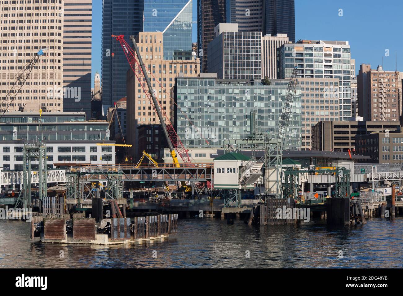 Il molo del terminal dei traghetti di Seattle si prepara ad attraccare il traghetto M/V Puyallup che arriva dall'isola di Bainbridge venerdì 4 dicembre 2020. Foto Stock