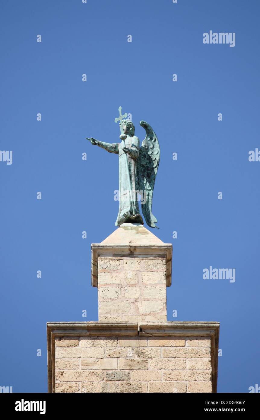 Statua di San Gabriele Arcangelo in cima al Palazzo Almudaina A Palma di Maiorca Foto Stock