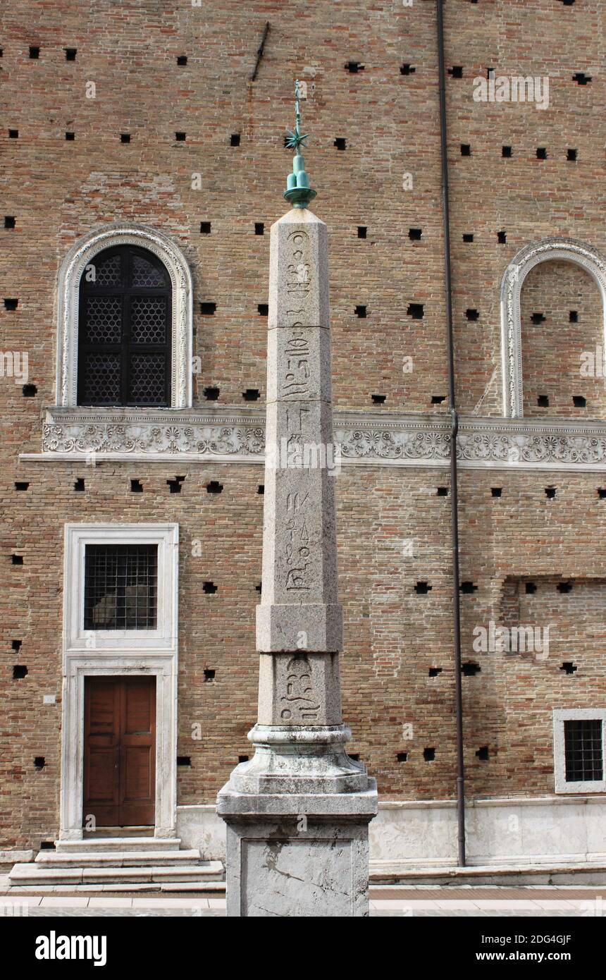 Obelisco egiziano di fronte al Palazzo Ducale di Urbino Foto Stock
