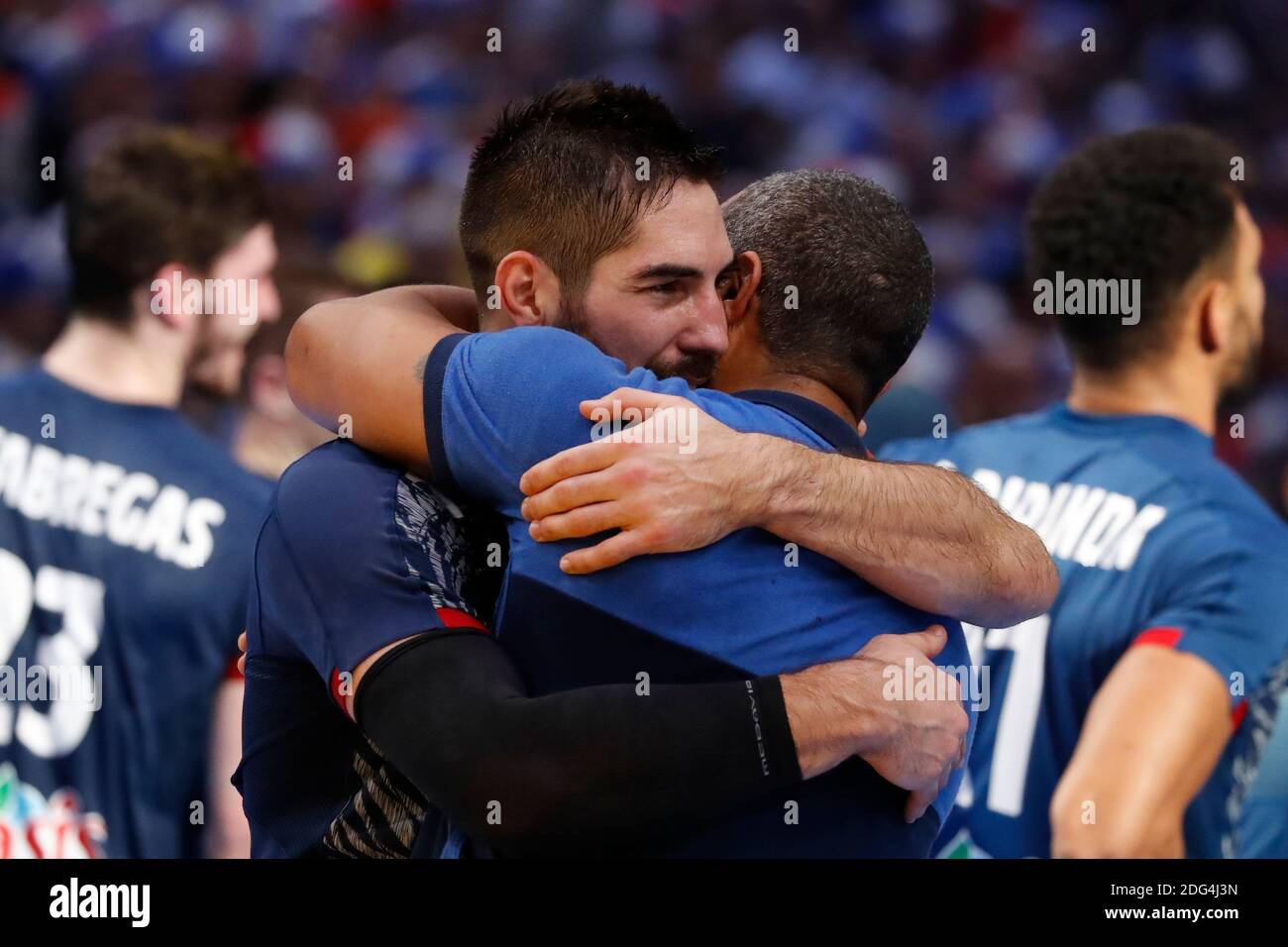 La gioia francese di Nikola Karabatic con l'allenatore Didier Dinart dopo la finale dei Campionati Mondiali di Handball 2017, Francia contro Norvegia ad AccorHotels Arena, Parigi, Francia, il 29 gennaio 2017. La Francia ha vinto il 28-25. Foto di Henri Szwarc/ABACAPRESS.COM Foto Stock