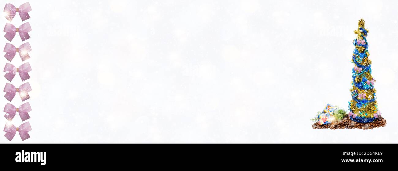 Albero di Natale si erge su chicchi di caffè, sfondo bokeh widescreen. Design d'arte, banner Foto Stock