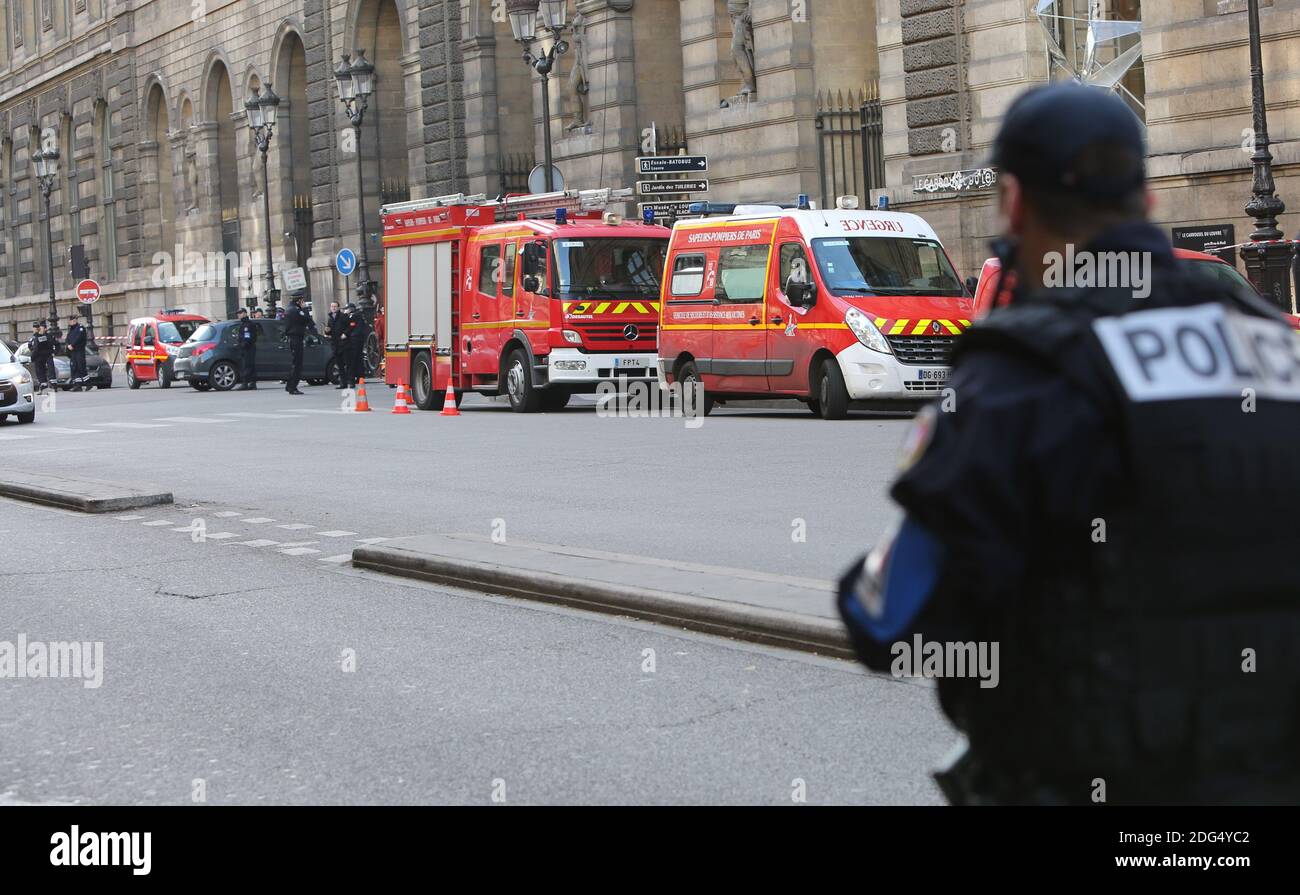 La polizia ha detto che il 3 febbraio 2017 a Parigi, in Francia, dopo un soldato che pattuglia al museo ha sparato e ferito gravemente un uomo accanito che gridava "Allahu Akbar" mentre attaccava le forze di sicurezza. Un soldato è stato 'lievemente ferito' ed è stato portato in ospedale, mentre il cavaliere è in una condizione seria ma è ancora vivo, le forze di sicurezza hanno detto. Foto di Somer/ABACAPRESS.COM Foto Stock