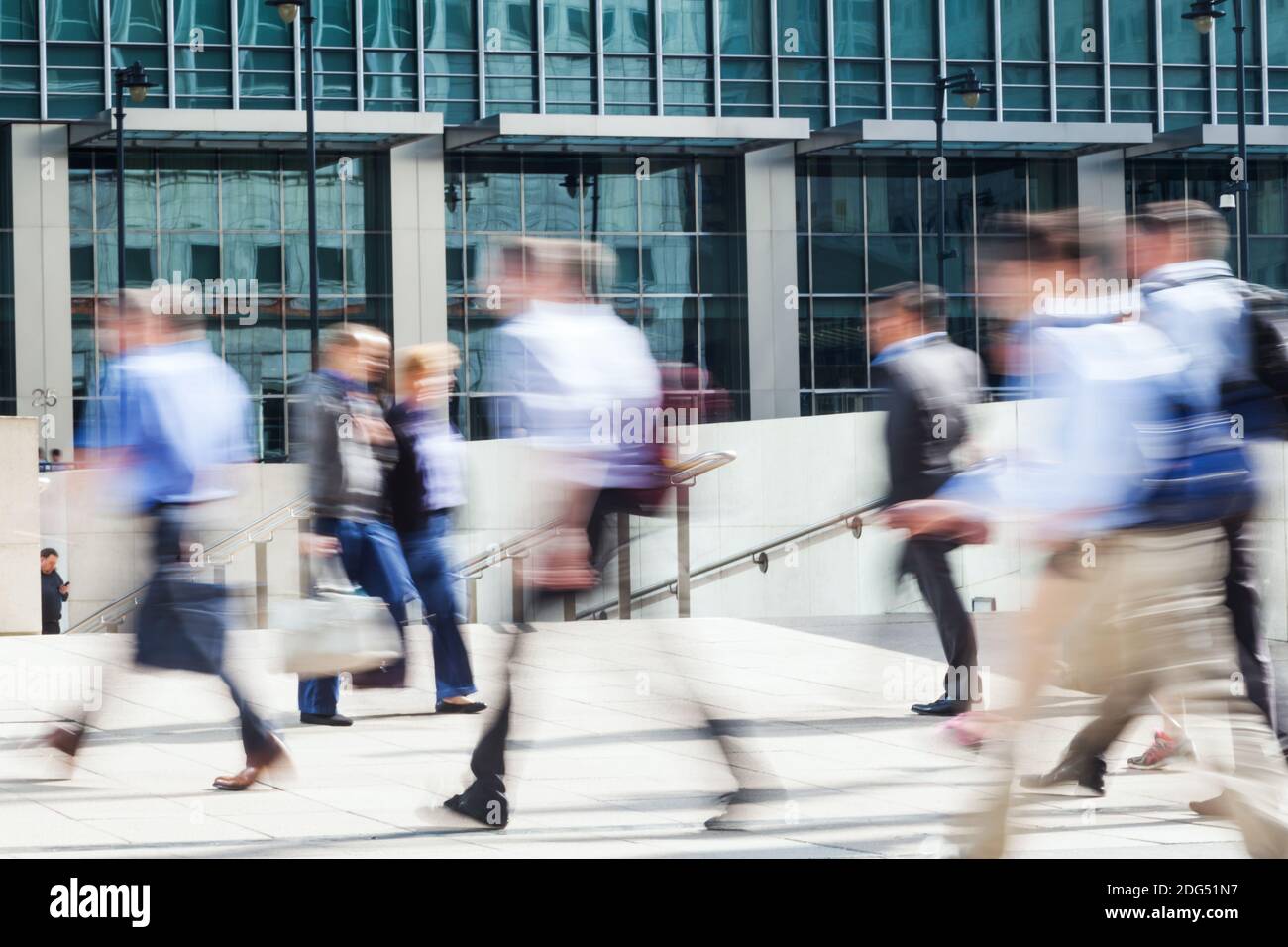 Gli uomini d'affari in movimento si confondono a piedi in città Foto Stock