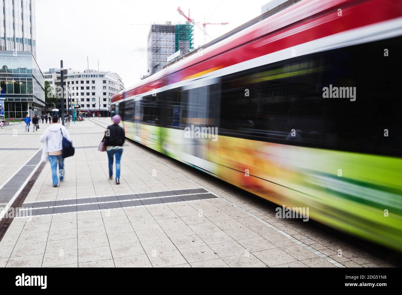 Tram nel centro di Francoforte sul meno, in Germania, in movimento sfocato Foto Stock