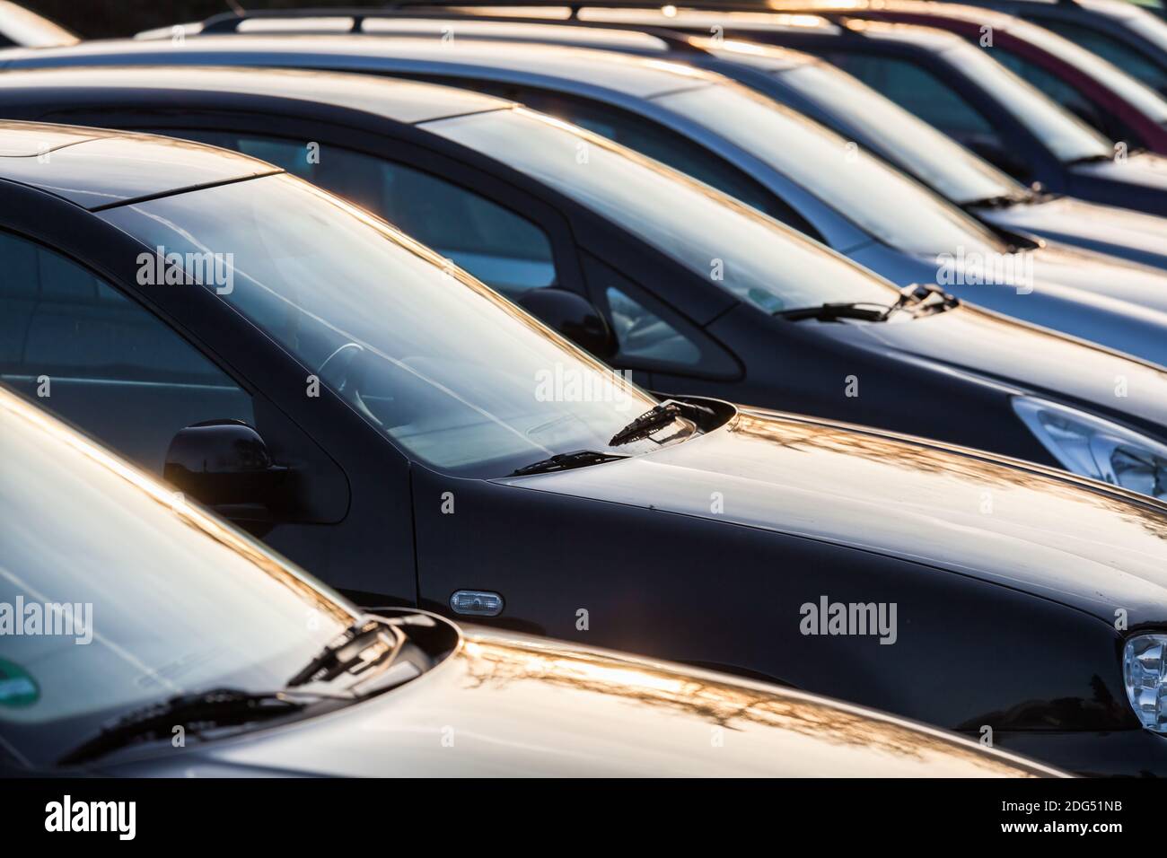 Fila di auto su un parcheggio Foto Stock