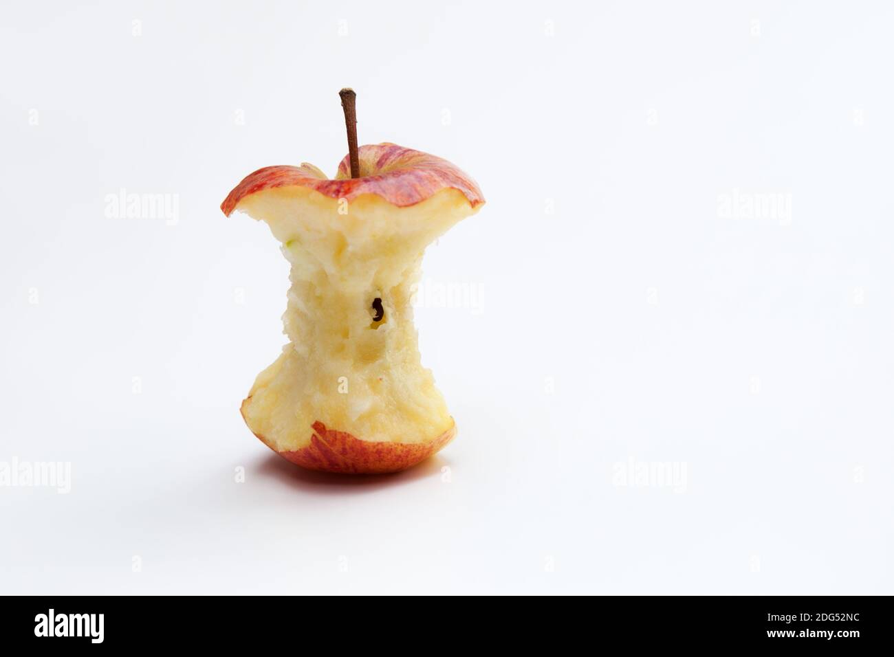 Nucleo Apple davanti a sfondo bianco Foto Stock