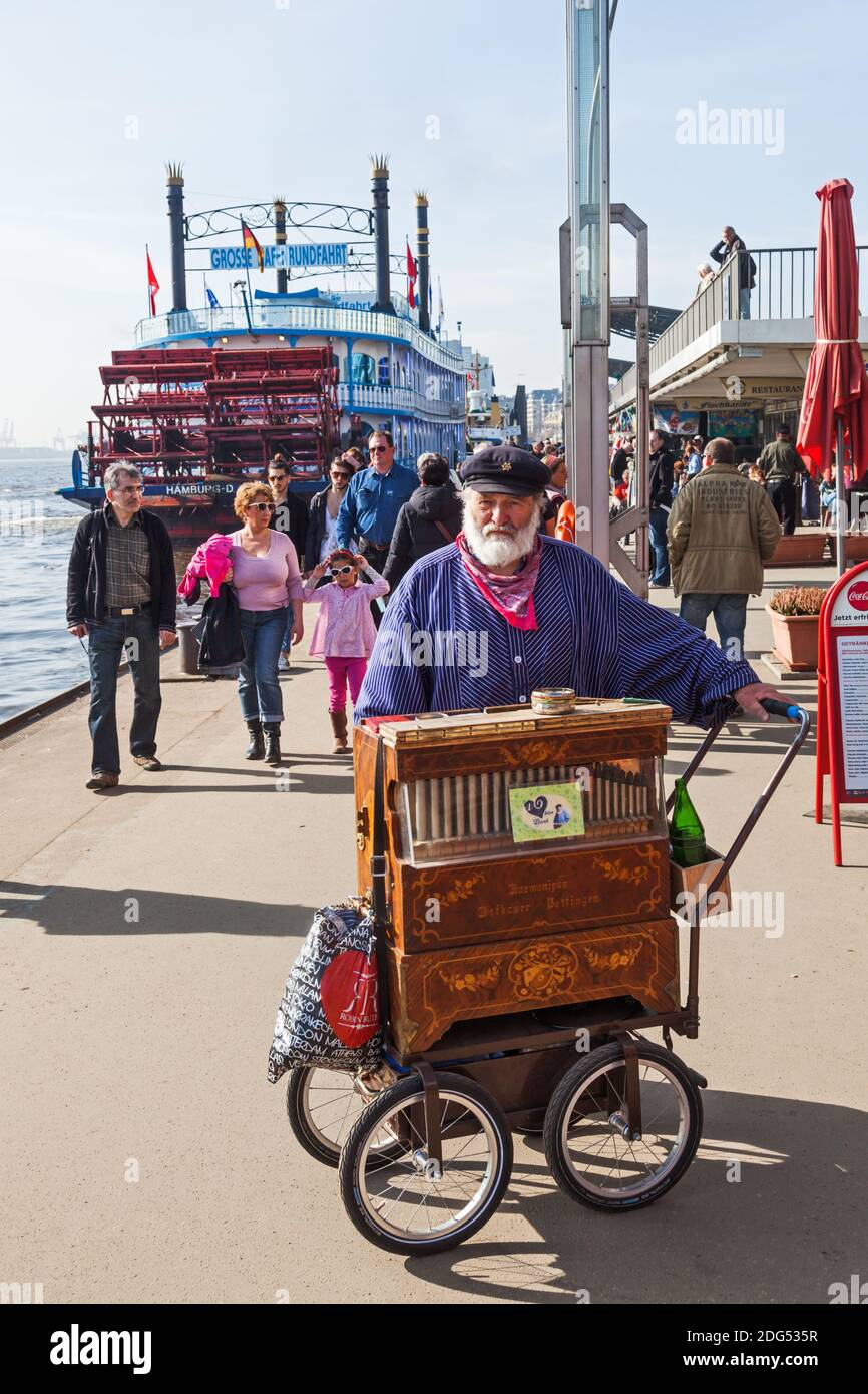 Barrel organista al St. Pauli Piers di Amburgo, Germania Foto Stock