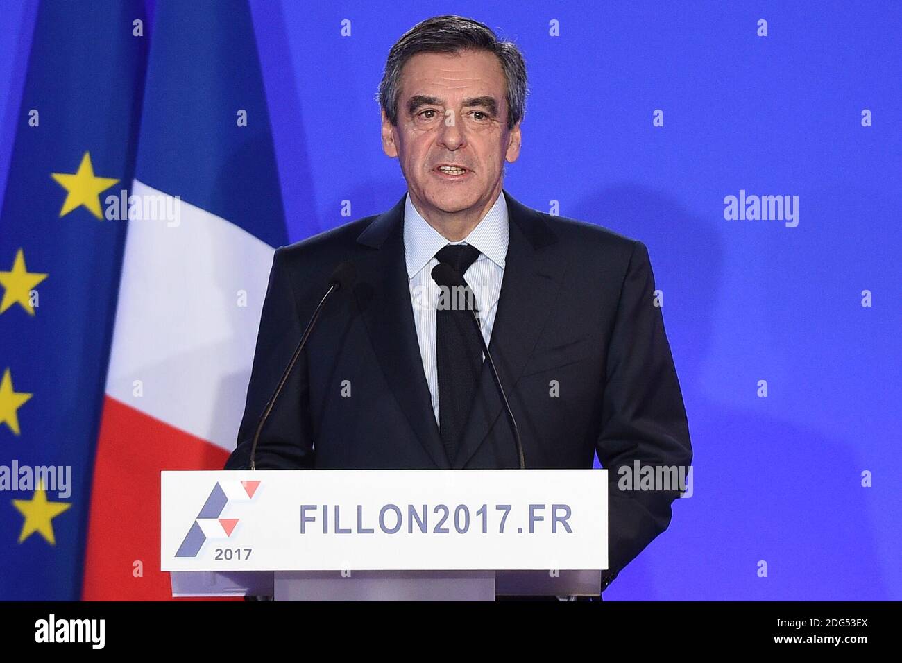 L'ex primo ministro francese e candidato Les Republicains (LR) alle elezioni presidenziali Francois Fillon parla ad una conferenza stampa presso la sua sede della campagna a Parigi, Francia, il 6 febbraio 2017. Fillon si scusò per aver impiegato sua moglie come aiutante parlamentare, ma insistette nel compiere un lavoro reale nel tentativo di stabilizzare la sua campagna. Foto di Eliot Blondt/ABACAPRESS.COM Foto Stock