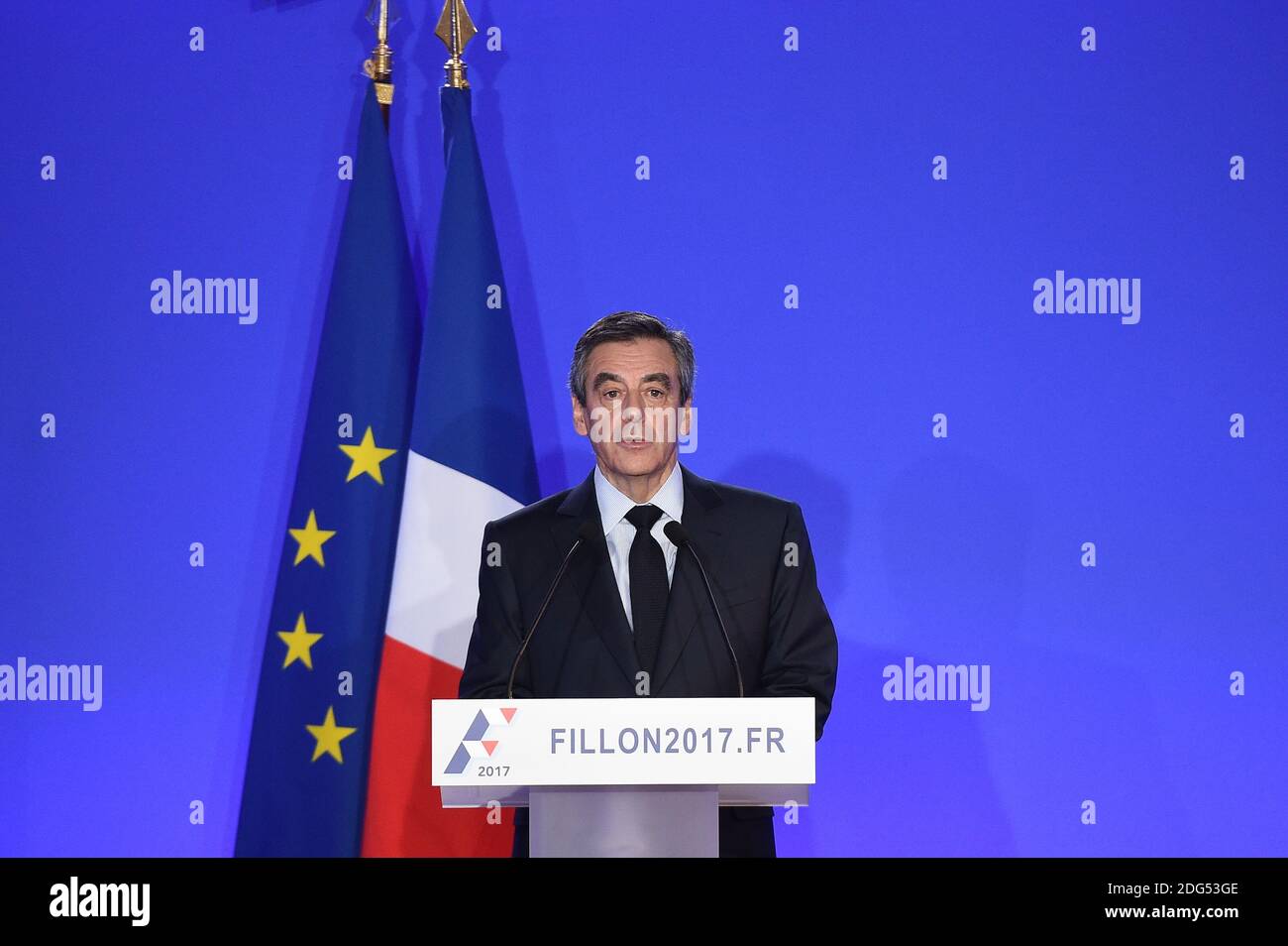 L'ex primo ministro francese e candidato Les Republicains (LR) alle elezioni presidenziali Francois Fillon parla ad una conferenza stampa presso la sua sede della campagna a Parigi, Francia, il 6 febbraio 2017. Fillon si scusò per aver impiegato sua moglie come aiutante parlamentare, ma insistette nel compiere un lavoro reale nel tentativo di stabilizzare la sua campagna. Foto di Eliot Blondt/ABACAPRESS.COM Foto Stock