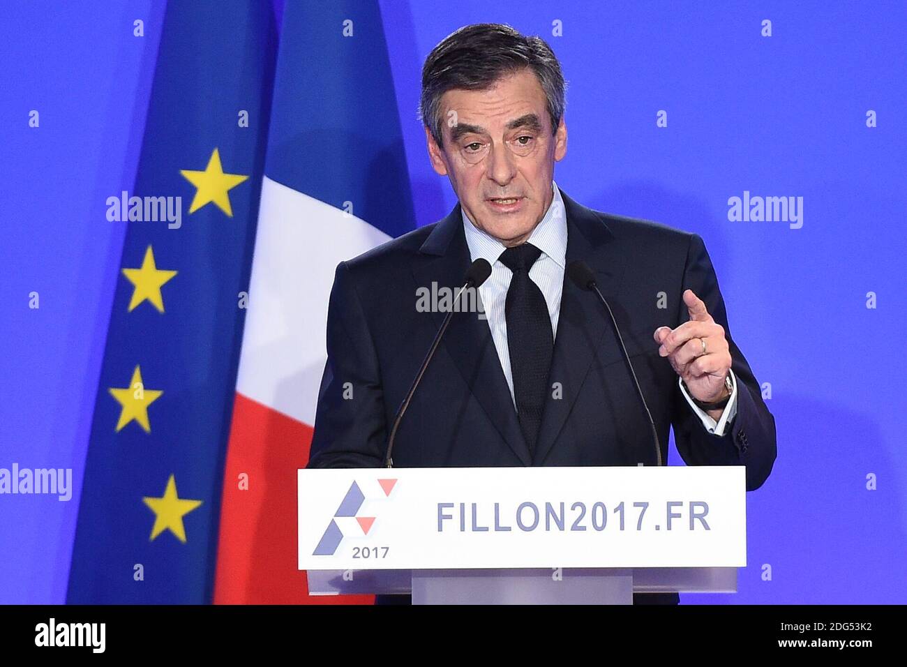 L'ex primo ministro francese e candidato Les Republicains (LR) alle elezioni presidenziali Francois Fillon parla ad una conferenza stampa presso la sua sede della campagna a Parigi, Francia, il 6 febbraio 2017. Fillon si scusò per aver impiegato sua moglie come aiutante parlamentare, ma insistette nel compiere un lavoro reale nel tentativo di stabilizzare la sua campagna. Foto di Eliot Blondt/ABACAPRESS.COM Foto Stock