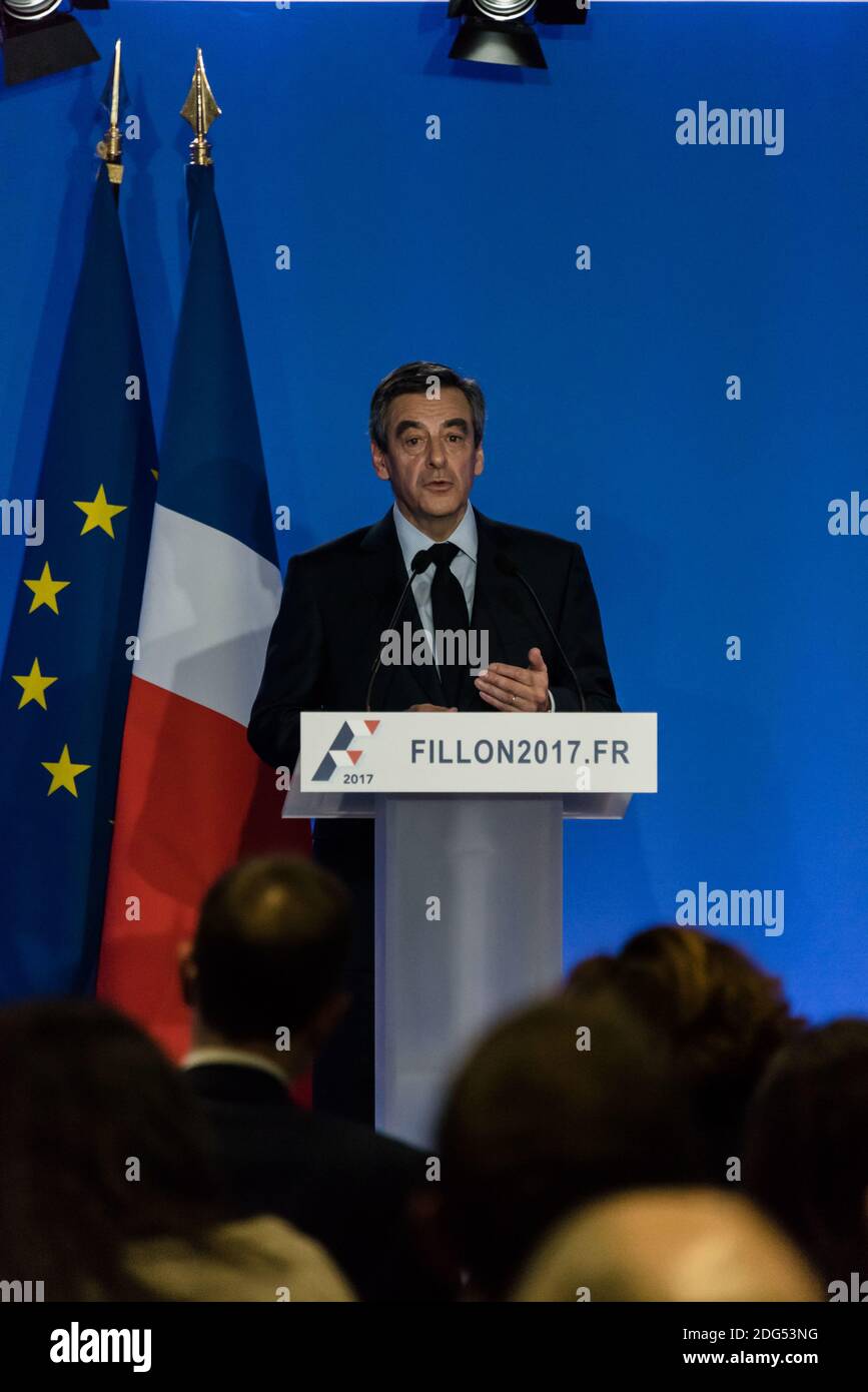 L'ex primo ministro francese e candidato Les Republicains (LR) alle elezioni presidenziali Francois Fillon parla ad una conferenza stampa presso la sua sede della campagna a Parigi, Francia, il 6 febbraio 2017. Fillon si scusò per aver impiegato sua moglie come aiutante parlamentare, ma insistette nel compiere un lavoro reale nel tentativo di stabilizzare la sua campagna. Foto di Samuel Boivin/ABACAPRESS.COM Foto Stock