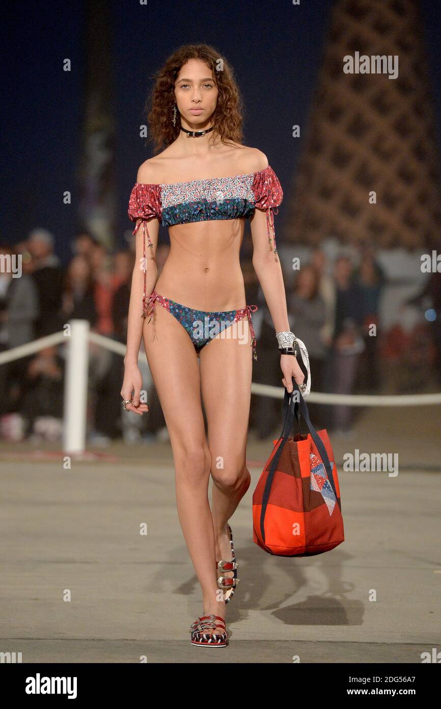 Yasmin Wijnaldum cammina sulla pista al TommyLand Tommy Hilfiger Spring 2017 Fashion Show l'8 febbraio 2017 a Venezia, Los Angeles, CA, USA. Foto di Lionel Hahn/ABACAPRESS.COM Foto Stock