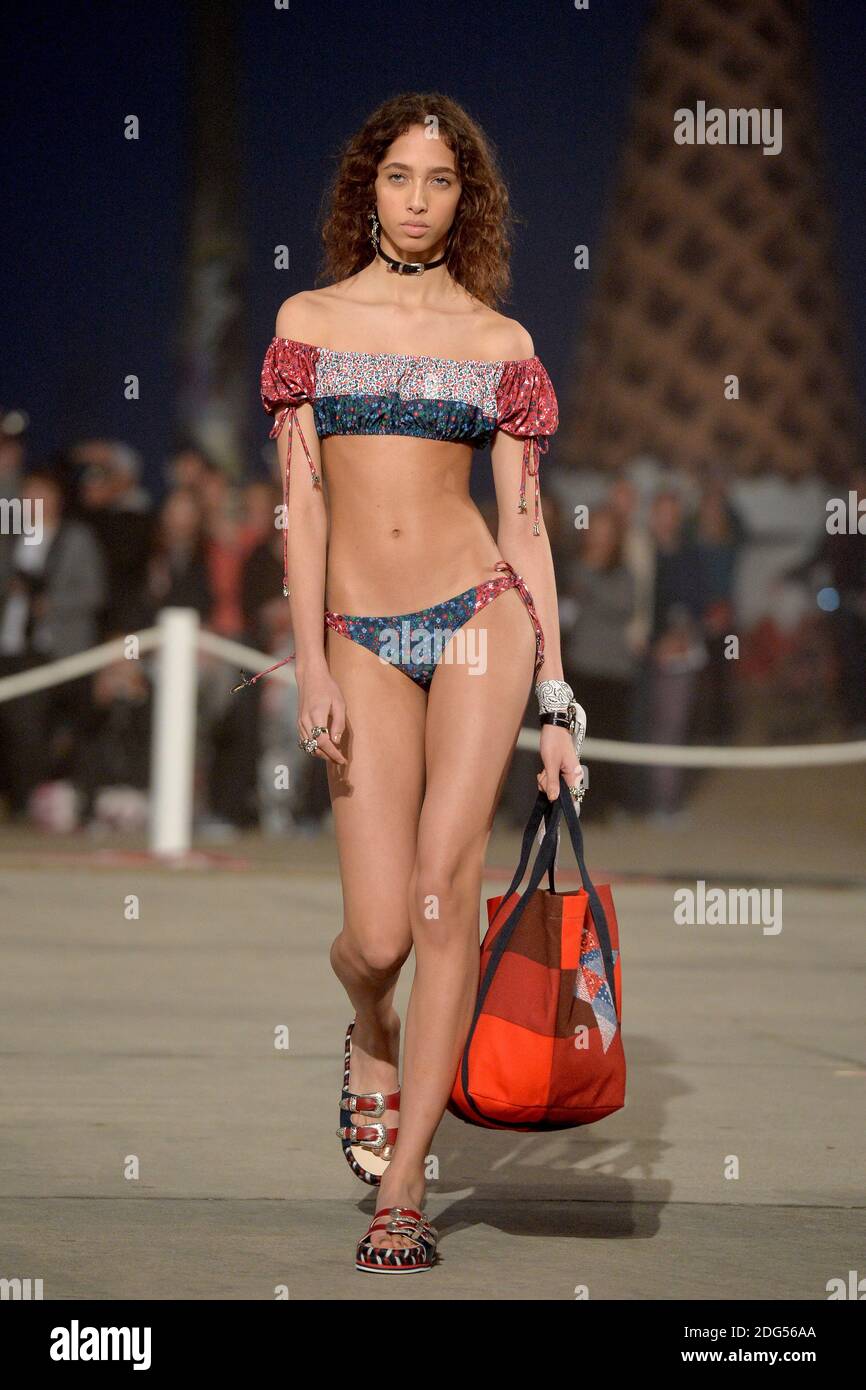Yasmin Wijnaldum cammina sulla pista al TommyLand Tommy Hilfiger Spring 2017 Fashion Show l'8 febbraio 2017 a Venezia, Los Angeles, CA, USA. Foto di Lionel Hahn/ABACAPRESS.COM Foto Stock