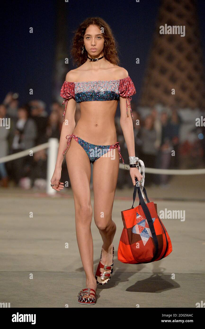 Yasmin Wijnaldum cammina sulla pista al TommyLand Tommy Hilfiger Spring 2017 Fashion Show l'8 febbraio 2017 a Venezia, Los Angeles, CA, USA. Foto di Lionel Hahn/ABACAPRESS.COM Foto Stock
