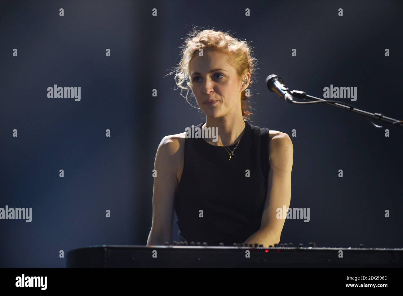 Agnes Obel durante la 32ma cerimonia dei Victoires de la Musique tenutasi presso la Zenith Hall di Parigi, Francia, il 10 febbraio 2017. Foto di Laurent Zabulon/ABACAPRESS.COM Foto Stock