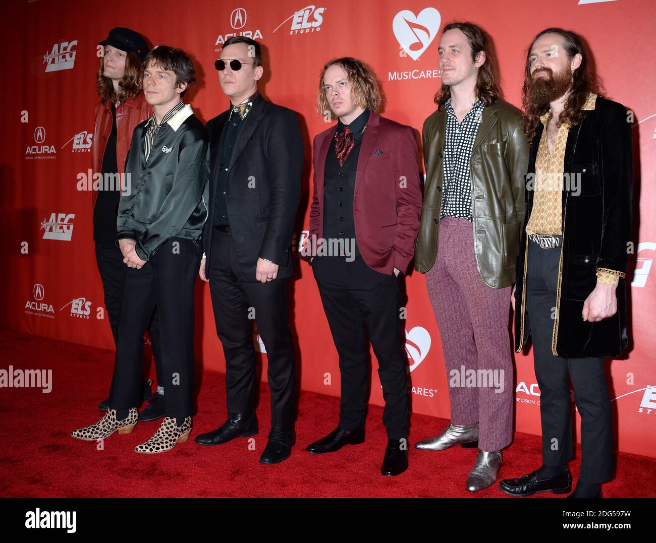 I musicisti Daniel Tichenor, Jared Champion, Matt Shultz, Brad Shultz, Nick Bockrath, e Matthan Minster del gruppo musicale Cage the Elephant partecipano alla 2017 MusiCares persona dell'anno in onore di Tom Petty il 10 febbraio 2017 a Los Angeles, CA, USA. Foto di Lionel Hahn/ABACAPRESS.COM Foto Stock