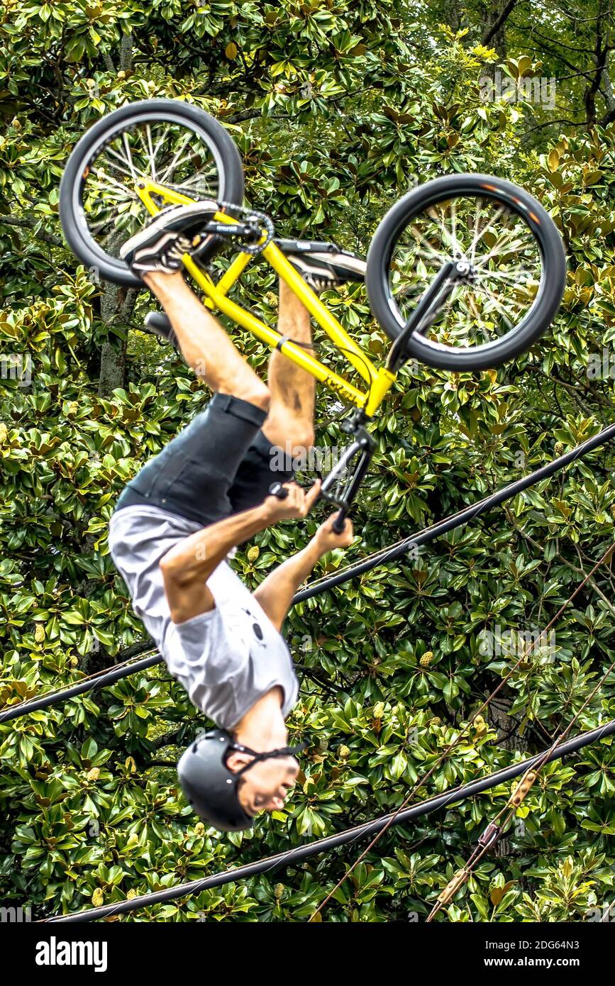 BMX Extreme team che fa acrobazie nel centro di york, South carolina al summerfest 2015 Foto Stock