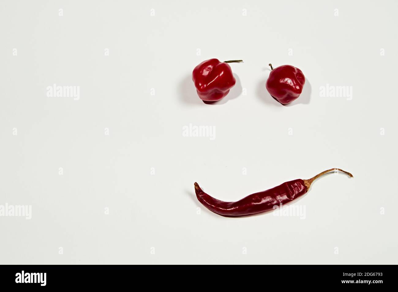 Peperoncino vegetale, faccia del cile su sfondo bianco Foto Stock