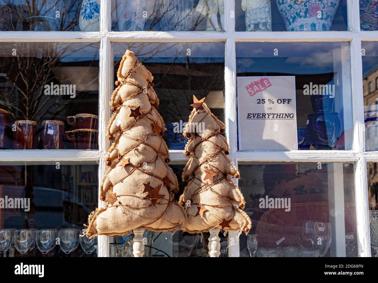 Interessanti gli alberi di battesimo in mostra: Due alberi di Natale a scappatoie realizzati con sacco di tessuto e decorati con luci, stelle, foglie e fisarmoniche sono disp Foto Stock