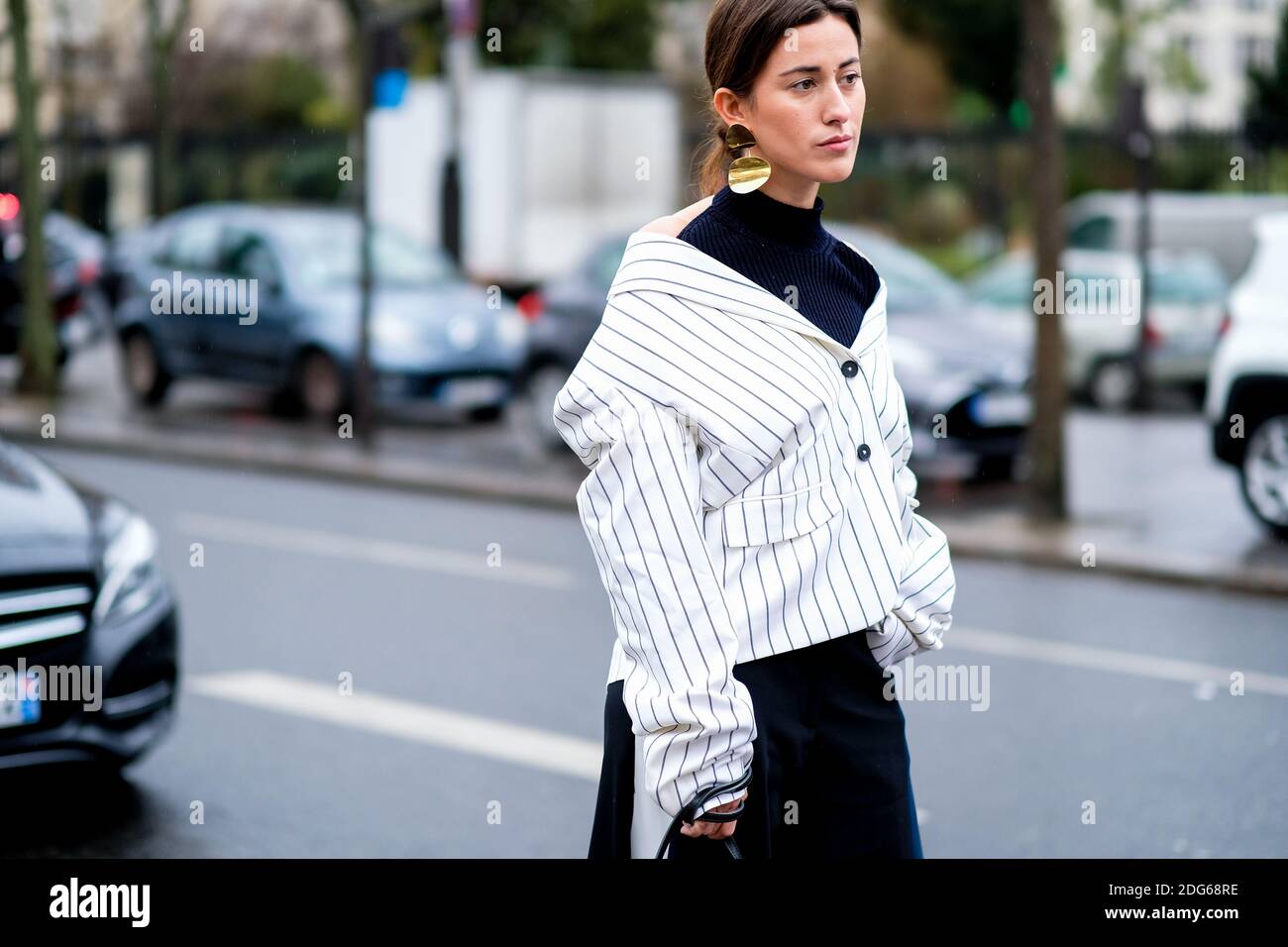 Stile Street, blogger Sylvia Haghjoo in arrivo a Guy Laroche spettacolo Autunno-Inverno 2017-2018 tenuto al Palais de Tokyo, a Parigi, Francia, il 1 marzo 2017. Foto di Marie-Paola Bertrand-Hillion/ABACAPRESS.COM Foto Stock