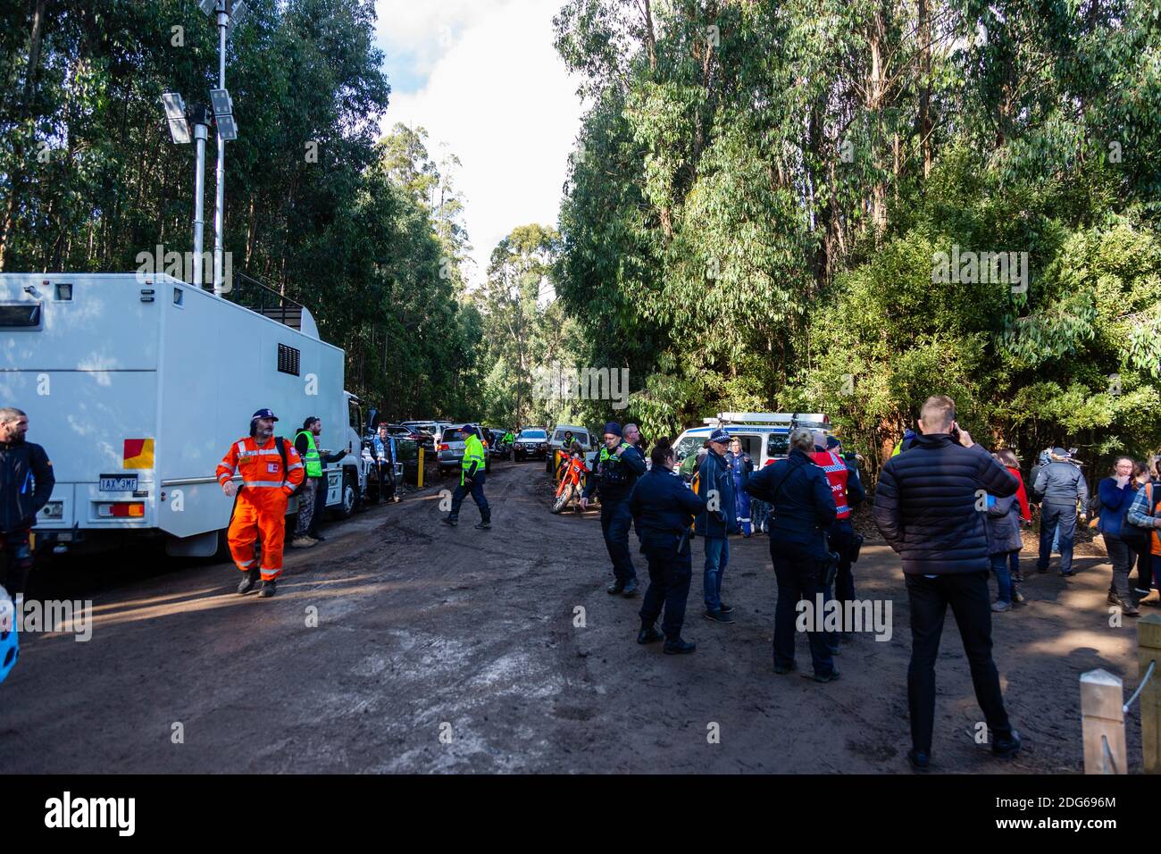 Whittlesea, Australia, 10 giugno 2020. Alcuni dei 500 volontari forti, la polizia, SES e CFA nella principale area di staging dove dopo William è stato trovato sicuro a Mt delusione a Victoria. Una ricerca aria-e-terra sta continuando per l'adolescente vittoriano perso William Callaghan, che soffre di autismo non-verbale ed è perso in ripido e terreno accidentato in Victoria dopo le temperature scese sotto il congelamento overnight.Credit: Dave Hewison/Alamy Live News Foto Stock