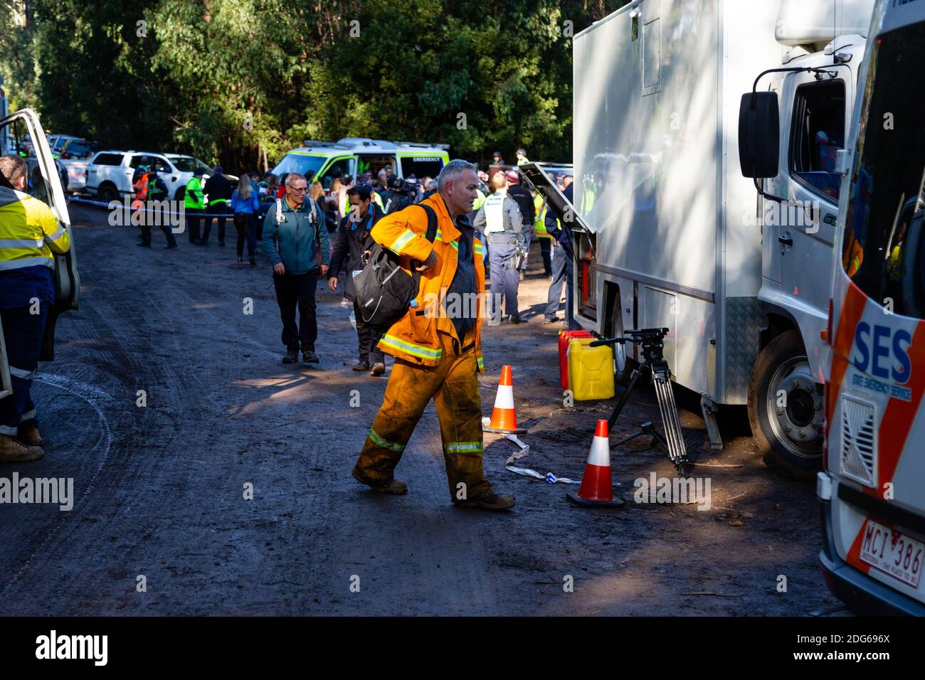 Whittlesea, Australia, 10 giugno 2020. Il personale CFA torna nell'area di sosta dopo che William è stato trovato sicuro a Mt Disappointment in Victoria. Una ricerca aria-e-terra sta continuando per l'adolescente vittoriano perso William Callaghan, che soffre di autismo non-verbale ed è perso in ripido e terreno accidentato in Victoria dopo le temperature scese sotto il congelamento overnight.Credit: Dave Hewison/Alamy Live News Foto Stock