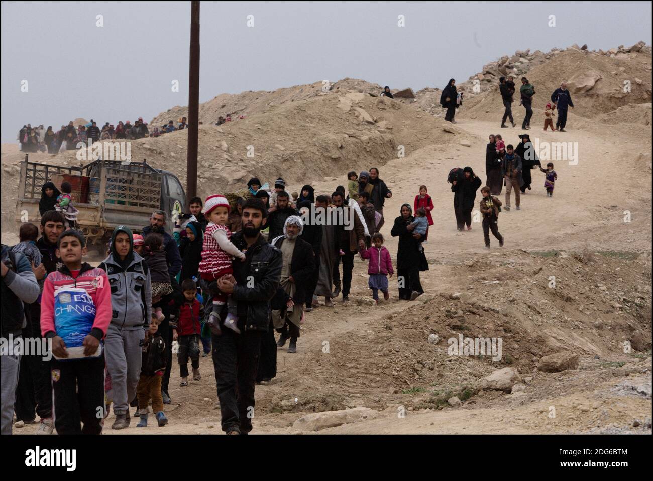 I vicini di Maamoun Mosul, mentre i militari iracheni provenienti dall'I.S.O.F 3 (forze dell'operazione speciale irachena) sono impegnati a ricondurre il settore della città all'I.S, numerosi civili continuano a fuggire dalle loro case portando spesso bandiere bianche, poiché I.S conchiglia la zona con mortai per impedirne la fuga. La presenza civile di "scudo umano" vicino alle posizioni islamiche impone estrema cautela alle forze irachene e agli aerei di coalizione mentre sparano e rallentano il progresso dell'offensiva. Foto di Frederic Lafargue/ABACAPRESS.COM Foto Stock