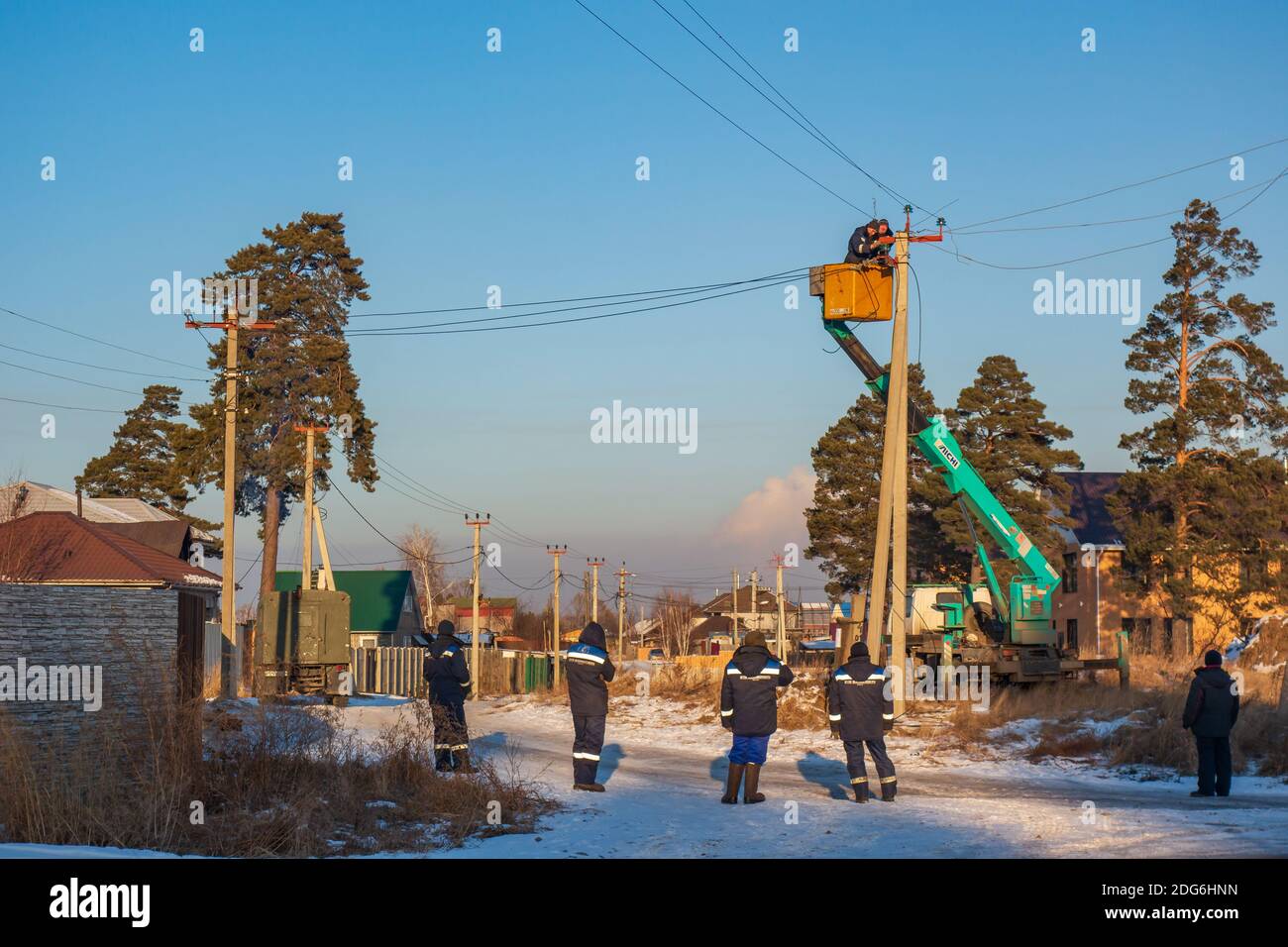 RUSSIA, ANGARSK - 26 novembre 2020 Riparazione di linee elettriche in una zona residenziale della città. Un team di elettricisti professionisti ripara l'incidente. Foto Stock