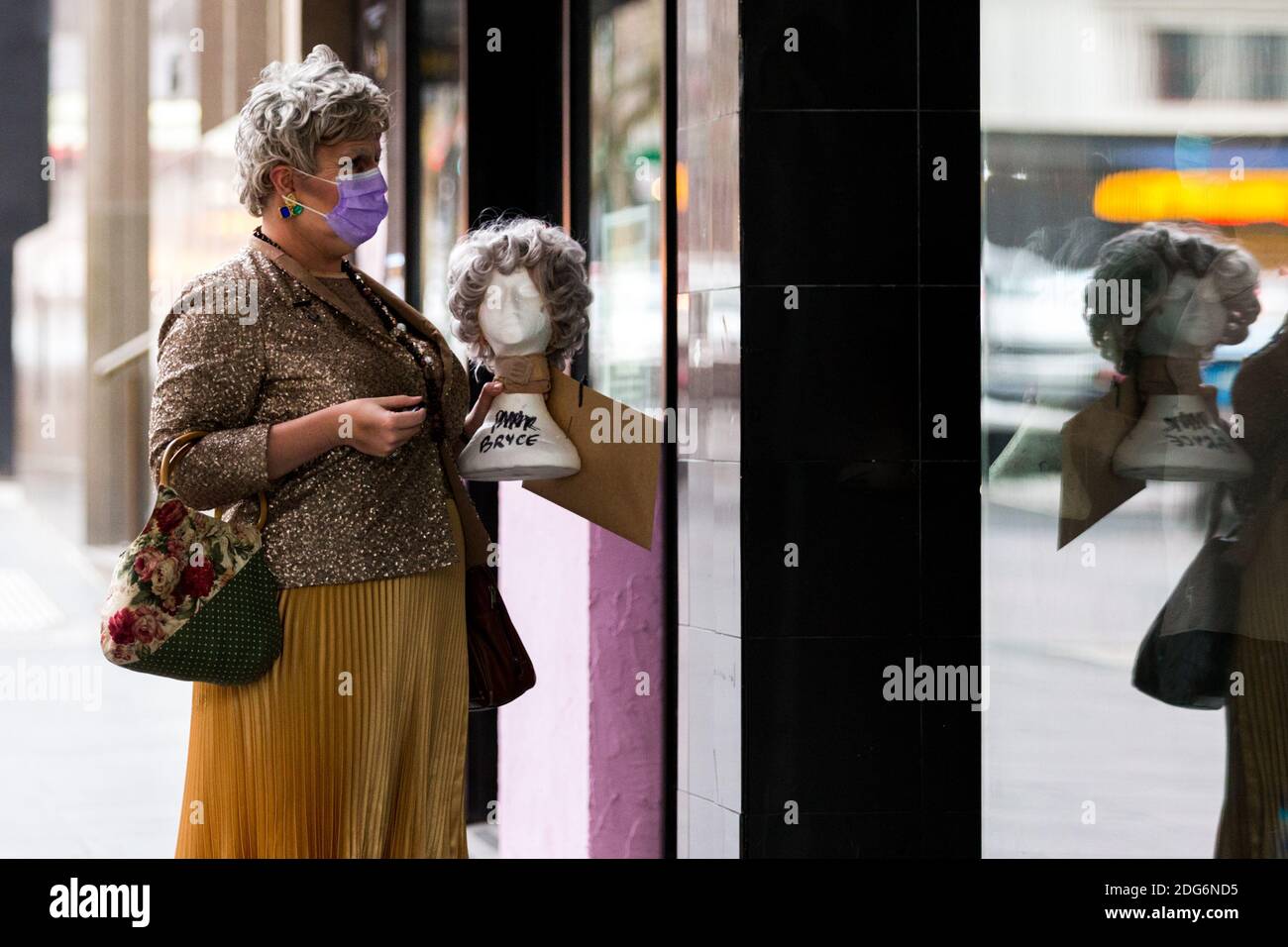 Melbourne, Australia, 3 agosto 2020. Una donna che indossa una parrucca si vede indossare un facemask e tenere una testa con la sua parrucca di ricambio attaccata durante COVID-19 a Melbourne, Australia. Mentre Melbourne sperimenta il suo primo giorno di restrizioni di fase 4, insieme a un coprifuoco dalle 20:00 alle 5:00, il Premier Daniel Andrews ha annunciato oggi il piano di chiusura per tutte le attività, tranne quelle più essenziali, almeno per le prossime 6 settimane. Victoria ha registrato altri 429 casi COVID-19 e altri 13 decessi, portando gli stati totale casi attivi a 6,489.Credit: Dave Hewison/Alamy Live News Foto Stock