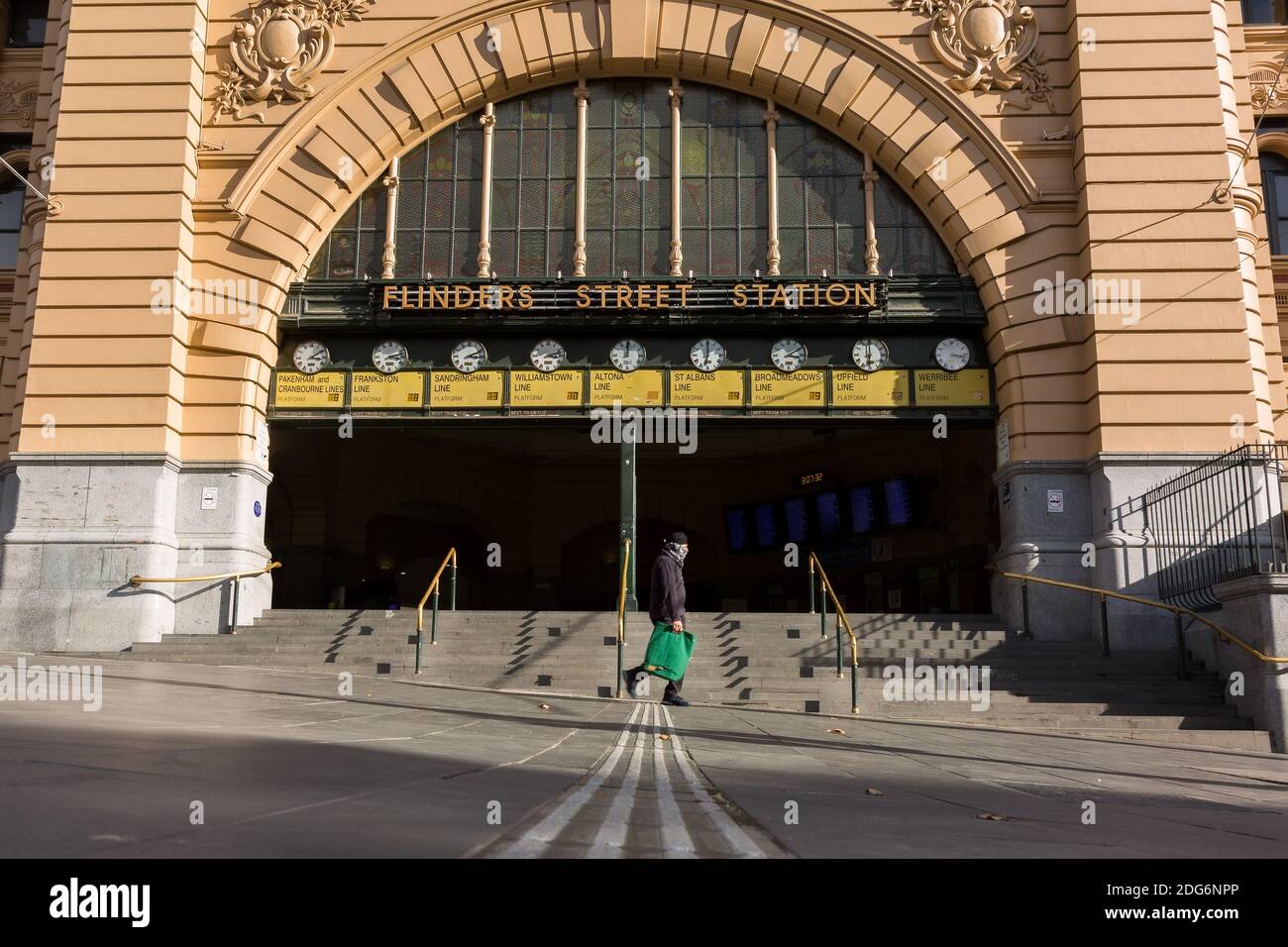 Melbourne, Australia, 4 agosto 2020. Una vista dell'entrata principale della Stazione di Flinders Street. In tempi normali, un mare di pendolari sarebbe visto ostacolare la vista dei gradini, ma mentre le restrizioni della fase 4 iniziano a strangolare la città, l'attività è rallentata quasi a zero durante il COVID-19 a Melbourne, Australia. In appena 24 ore, Melbourne cadrà nell'imposizione del pieno effetto di Daniel Andrews Stage 4 COVID-19 restrizioni. Rivenditori, servizi, costruzioni e molti altri saranno scambiati per l'ultima volta domani prima di essere costretti a chiudere per almeno le prossime 6 settimane con molti improbabile Foto Stock