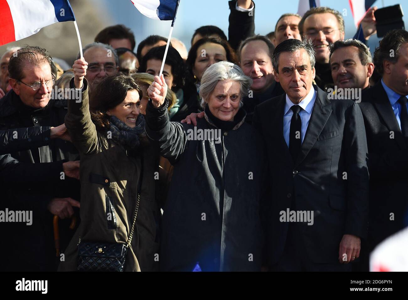 Ex primo Ministro francese e candidato Les Republicains (LR) alle elezioni presidenziali Francois Fillon e sua moglie Penelope Flllon e la figlia Marie Fillon (L) durante una campagna di rally al Trocadero plaza a Parigi, Francia, il 5 marzo 2017. Fillon deve essere accusato per le affermazioni che ha dato a sua moglie e ai suoi figli lavori altamente retribuiti in Parlamento falso. Foto di Eliot Blondt/ABACAPRESS.COM Foto Stock