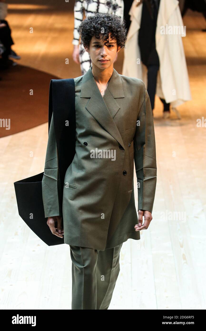 Un modello cammina sulla pista durante il Celine Fashion Show alla FW17 tenutosi a Parigi, in Francia, il 4 marzo 2017. Foto di Alain Gil Gonzalez /ABACAPRESS.COM Foto Stock