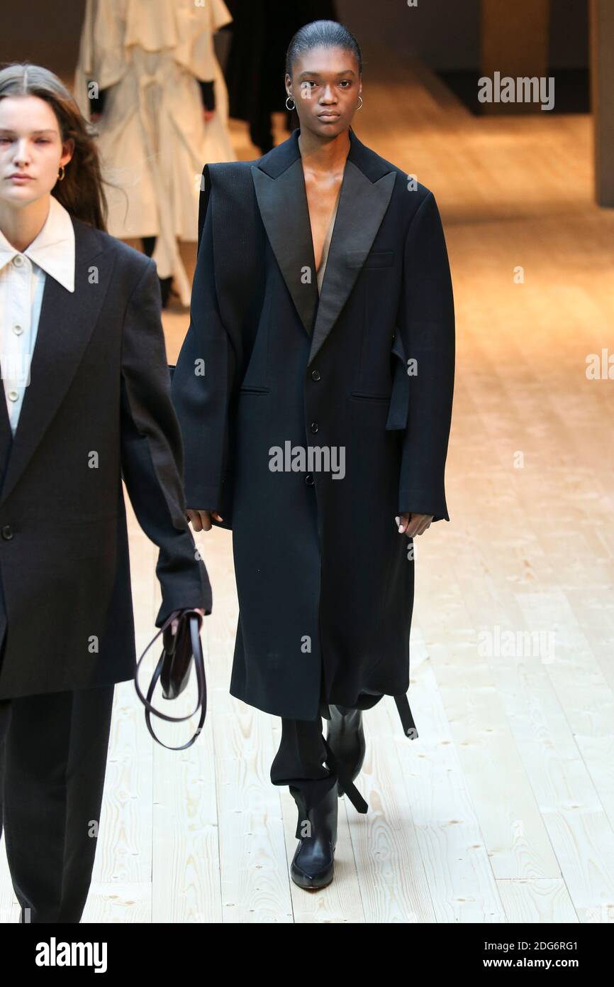 Un modello cammina sulla pista durante il Celine Fashion Show alla FW17 tenutosi a Parigi, in Francia, il 4 marzo 2017. Foto di Alain Gil Gonzalez /ABACAPRESS.COM Foto Stock