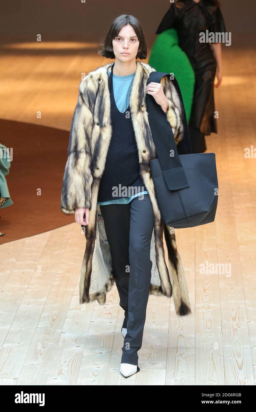 Un modello cammina sulla pista durante il Celine Fashion Show alla FW17 tenutosi a Parigi, in Francia, il 4 marzo 2017. Foto di Alain Gil Gonzalez /ABACAPRESS.COM Foto Stock