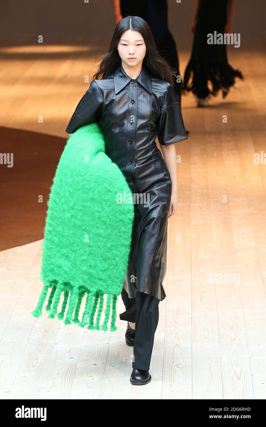 Un modello cammina sulla pista durante il Celine Fashion Show alla FW17 tenutosi a Parigi, in Francia, il 4 marzo 2017. Foto di Alain Gil Gonzalez /ABACAPRESS.COM Foto Stock