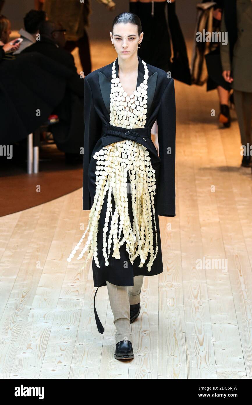 Un modello cammina sulla pista durante il Celine Fashion Show alla FW17 tenutosi a Parigi, in Francia, il 4 marzo 2017. Foto di Alain Gil Gonzalez /ABACAPRESS.COM Foto Stock