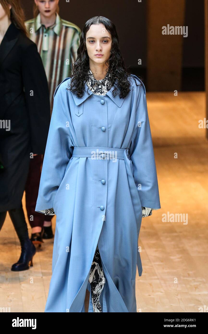 Un modello cammina sulla pista durante il Celine Fashion Show alla FW17 tenutosi a Parigi, in Francia, il 4 marzo 2017. Foto di Alain Gil Gonzalez /ABACAPRESS.COM Foto Stock