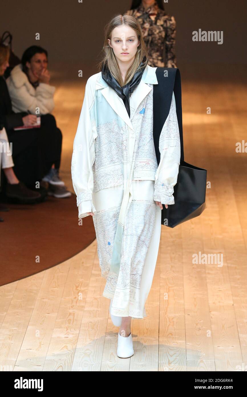 Un modello cammina sulla pista durante il Celine Fashion Show alla FW17 tenutosi a Parigi, in Francia, il 4 marzo 2017. Foto di Alain Gil Gonzalez /ABACAPRESS.COM Foto Stock