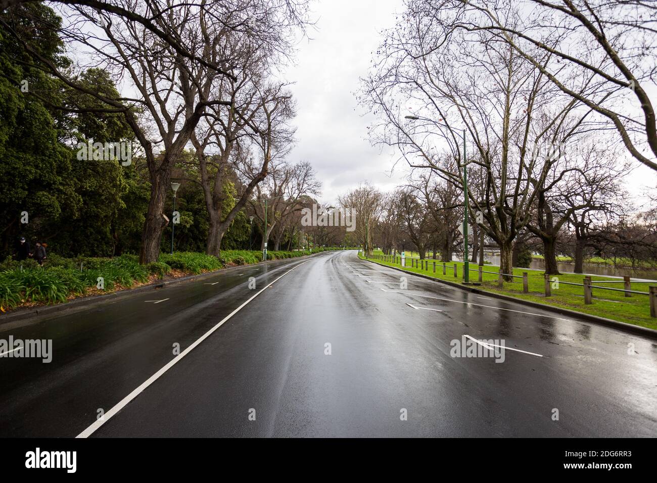 Melbourne, Australia, 14 agosto 2020. Alexandra Ave è priva di traffico durante il COVID-19 a Melbourne, Australia. Victoria ha registrato 14 decessi correlati a COVID, tra cui un 20 anni, segnando il più giovane a morire di Coronavirus in Australia, e altri 372 nuovi casi overnight.Credit: Dave Hewison/Alamy Live News Foto Stock