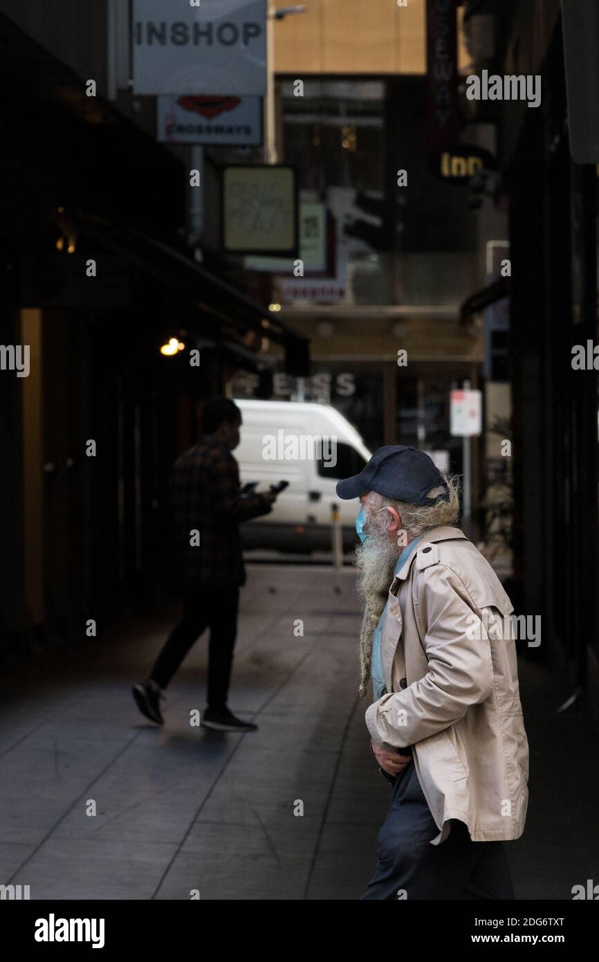 Melbourne, Australia, 24 agosto 2020. Un uomo anziano con una grande barba opaca cammina attraverso Bourke Street durante il COVID-19 a Melbourne, Australia. Il Premier Daniel Andrews ha annunciato ieri i suoi piani per estendere lo stato di emergenza di Victoria per altri 12 mesi, dando al suo governo e al suo Chief Health Officer, Brett Sutton, poteri senza precedenti, nonché la capacità di ridurre i controlli e gli equilibri democratici. Viene come i numeri di caso continuano a cadere. La responsabilità per l'onda corrente che lo Stato sta vivendo si basa esclusivamente sulle spalle dei governi di Andrews e alcuni stanno dicendo che se il Foto Stock