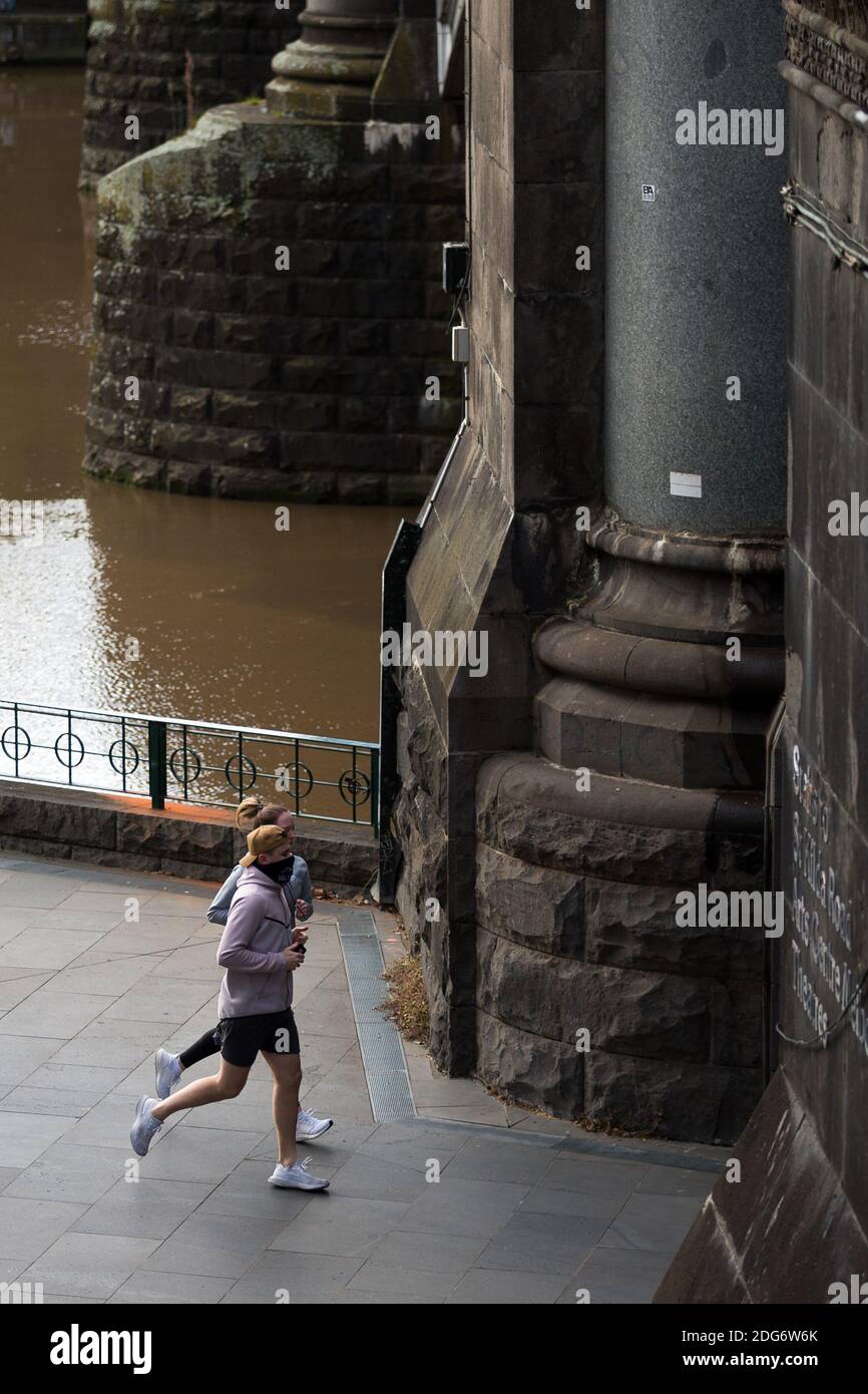 Melbourne, Australia, 24 agosto 2020. I joggers sono visti sotto il ponte dei principi durante il COVID-19 a Melbourne, Australia. Il Premier Daniel Andrews ha annunciato ieri i suoi piani per estendere lo stato di emergenza di Victoria per altri 12 mesi, dando al suo governo e al suo Chief Health Officer, Brett Sutton, poteri senza precedenti, nonché la capacità di ridurre i controlli e gli equilibri democratici. Viene come i numeri di caso continuano a cadere. La responsabilità per l'onda corrente che lo Stato sta vivendo si basa esclusivamente sulle spalle dei governi di Andrews e alcuni dicono che se non riescono a gestire l'hotel q Foto Stock