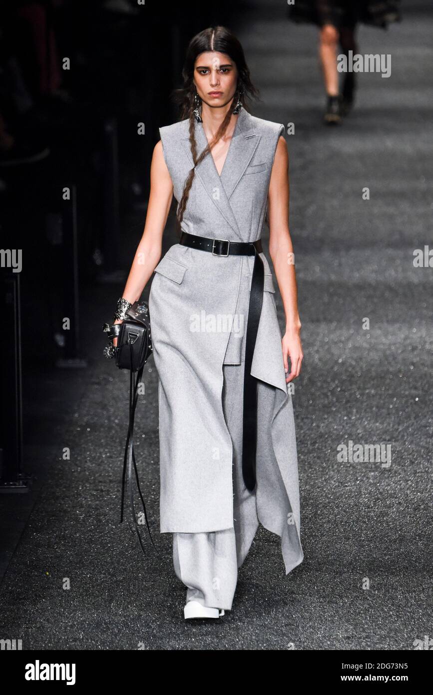 Un modello cammina sulla pista durante il Alexander Mc Queen Fashion Show alla FW17 che si tiene a Parigi, Francia il 6 marzo 2017. Foto di Alain Gil Gonzalez /ABACAPRESS.COM Foto Stock