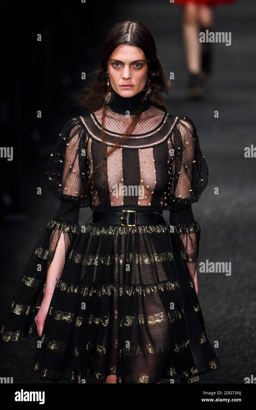 Un modello cammina sulla pista durante il Alexander Mc Queen Fashion Show alla FW17 che si tiene a Parigi, Francia il 6 marzo 2017. Foto di Alain Gil Gonzalez /ABACAPRESS.COM Foto Stock