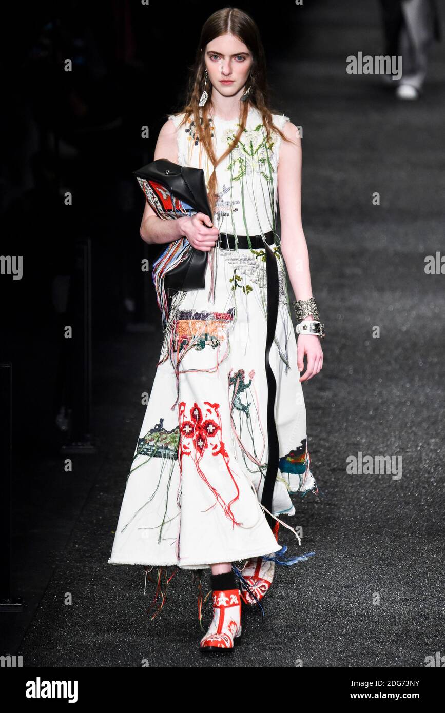 Un modello cammina sulla pista durante il Alexander Mc Queen Fashion Show alla FW17 che si tiene a Parigi, Francia il 6 marzo 2017. Foto di Alain Gil Gonzalez /ABACAPRESS.COM Foto Stock