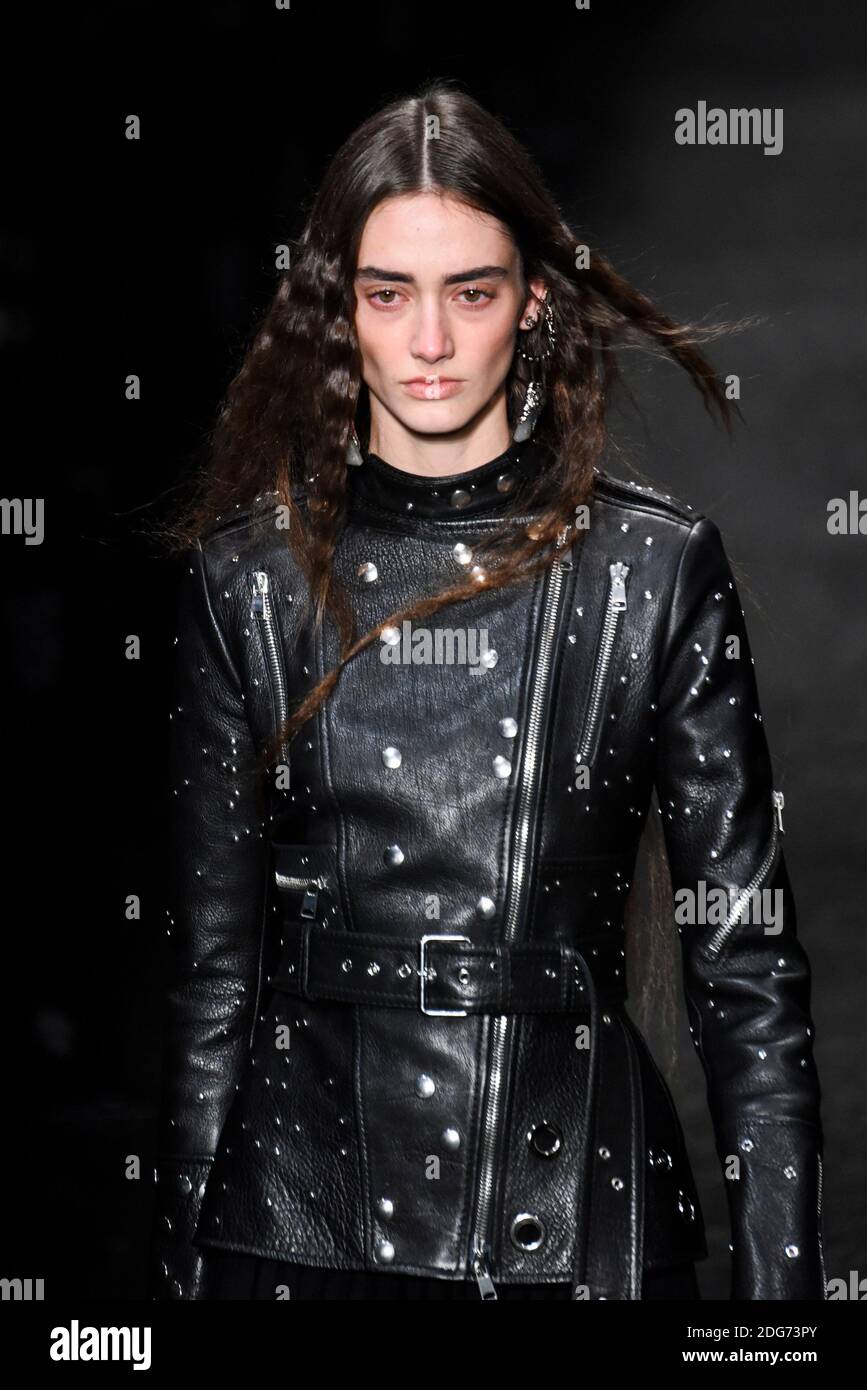 Un modello cammina sulla pista durante il Alexander Mc Queen Fashion Show alla FW17 che si tiene a Parigi, Francia il 6 marzo 2017. Foto di Alain Gil Gonzalez /ABACAPRESS.COM Foto Stock