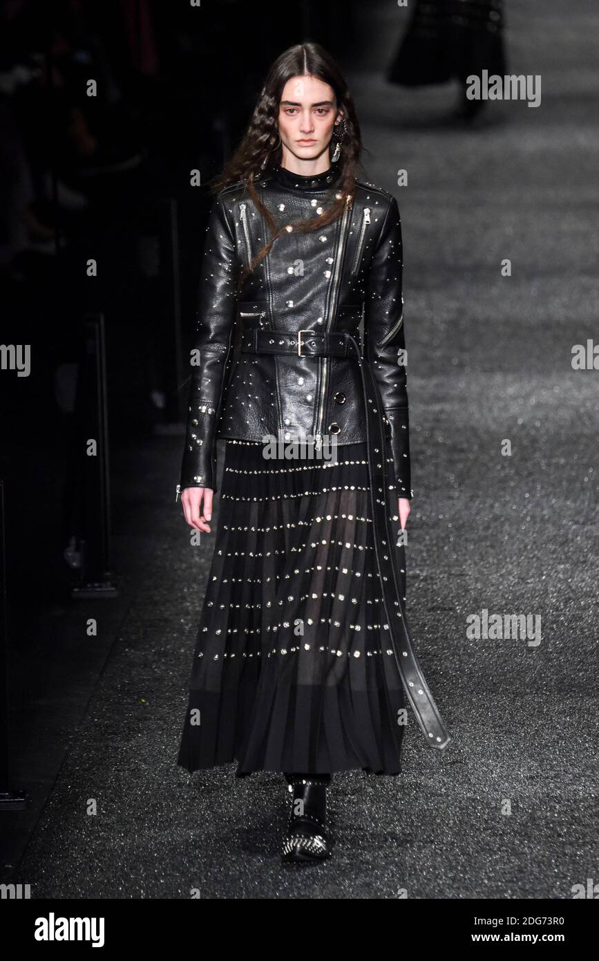 Un modello cammina sulla pista durante il Alexander Mc Queen Fashion Show alla FW17 che si tiene a Parigi, Francia il 6 marzo 2017. Foto di Alain Gil Gonzalez /ABACAPRESS.COM Foto Stock