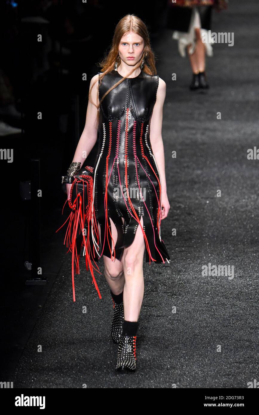 Un modello cammina sulla pista durante il Alexander Mc Queen Fashion Show alla FW17 che si tiene a Parigi, Francia il 6 marzo 2017. Foto di Alain Gil Gonzalez /ABACAPRESS.COM Foto Stock